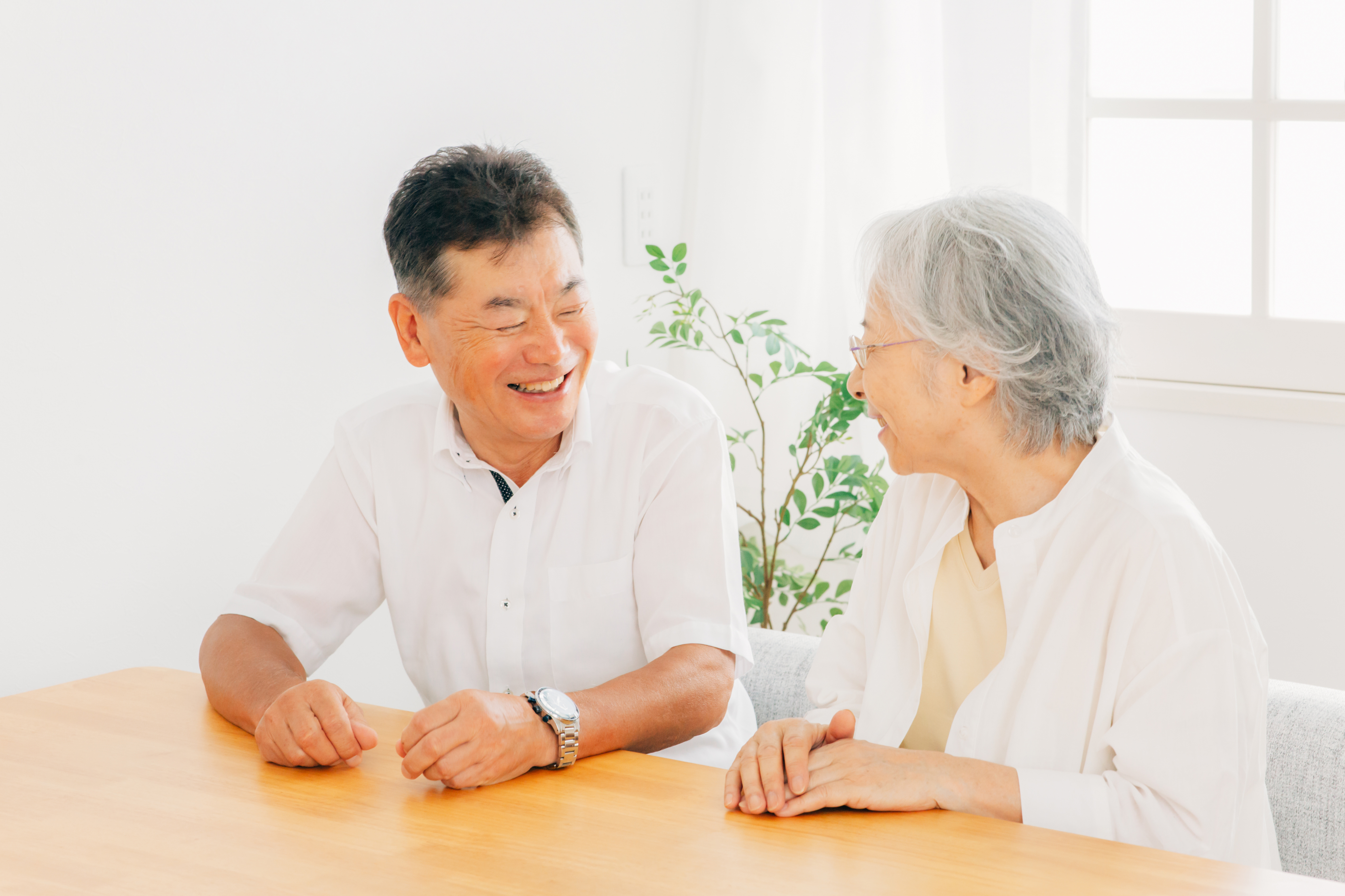 高齢者が会話を楽しんでいるイメージ